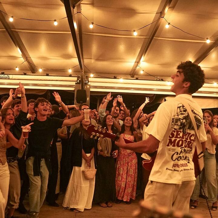 Koa Beach Club actuación